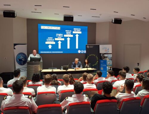 Επίσκεψη του Γενικού Γραμματέα της ITF κ. Stephen Cotton στη Ναυτική Ακαδημία Κύπρου/Intercollege — Απονομή πλήρους υποτροφίας στον δόκιμο Κωνσταντίνο Πέτρου από την Ο.ΜΕ.ΠΕ.ΓΕ – ΣΕΚ